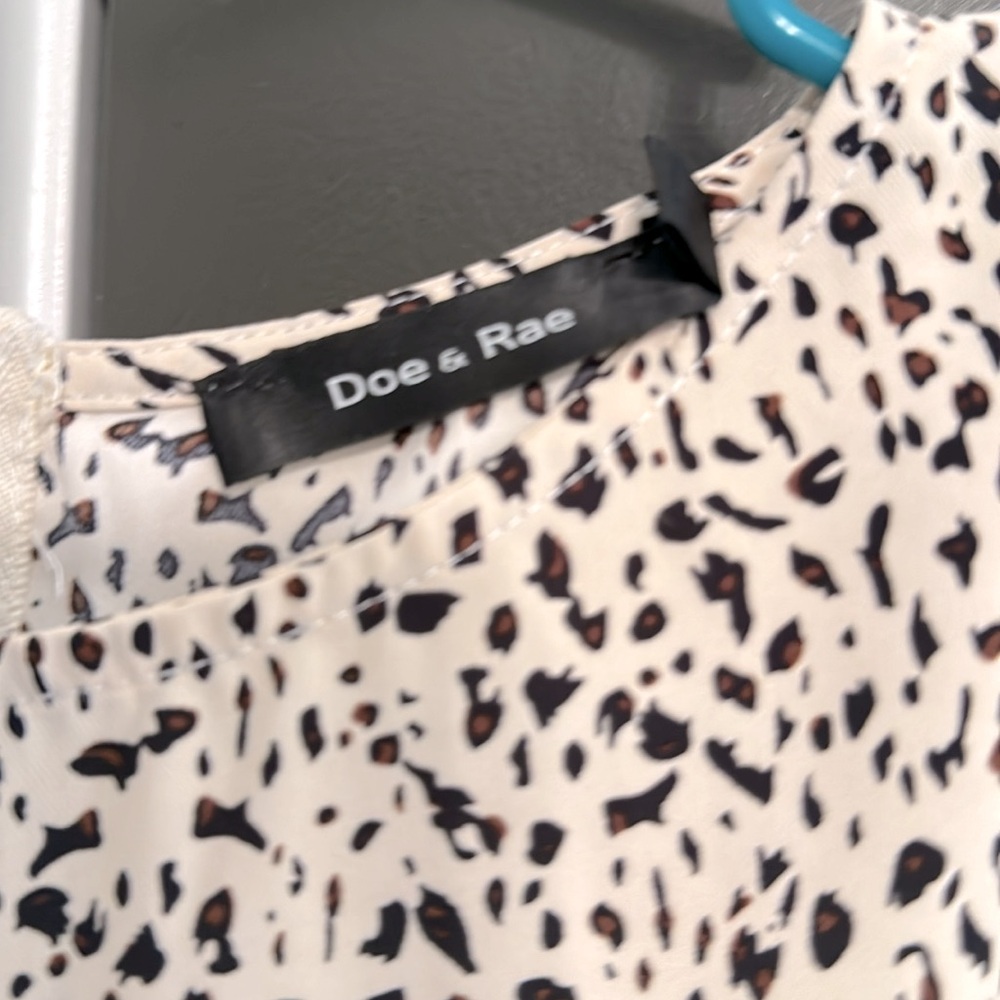 Doe & Rae Printed Blouse - Picture 2 of 3